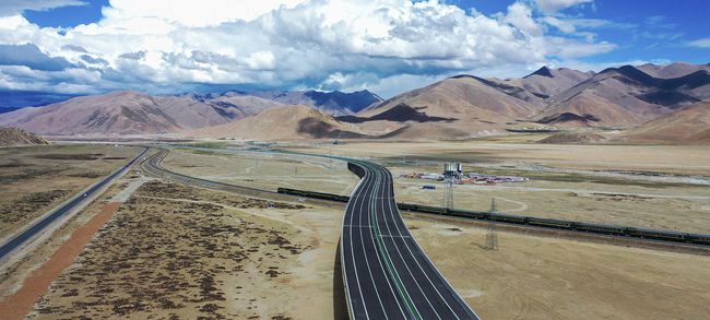 การสร้างสะพานและอุโมงค์ในทิเบตสะท้อนถึงทักษะการพัฒนาโครงสร้างพื้นฐานด้านการคมนาคมขนส่งของจีน_fororder_在拉萨市当雄县境内，火车穿过跨青藏铁路特大桥2