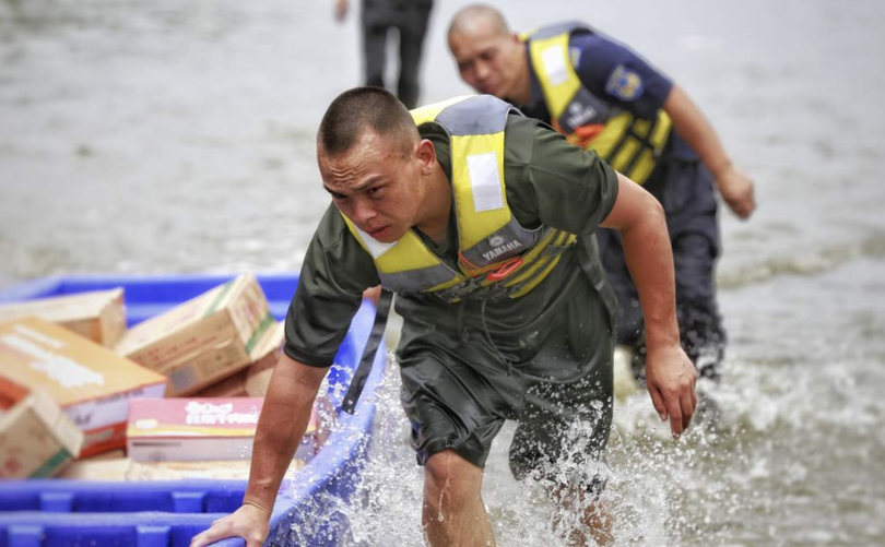 ทหารจีนร่วมเป็นแนวหน้าสู้น้ำท่วมในวันที่สองของการหมั้น_fororder_WX20210801-153904@2x