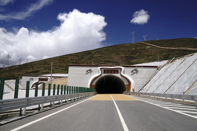 การสร้างสะพานและอุโมงค์ในทิเบตสะท้อนถึงทักษะการพัฒนาโครงสร้างพื้นฐานด้านการคมนาคมขนส่งของจีน_fororder_京藏高速那曲至羊八井段当雄隧道2