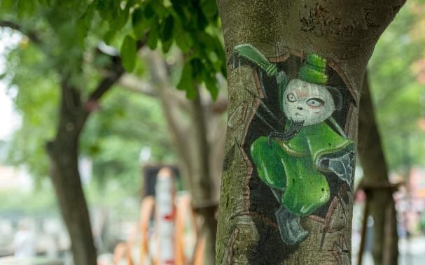 ศิลปินเมืองเฉิงตูวาดภาพแพนด้าน่ารักบนต้นไม้ข้างถนน_fororder_树画2