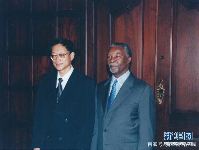 ‘หลิว กุ้ยจิน’ ผู้ได้รับเหรียญเกียรติยศ 1 กรกฎา : เจ้าหน้าที่อาวุโสทางการทูตที่อุทิศตนเพื่อประเทศชาติ_fororder_时任中国驻南非大使刘贵今向南非总统姆贝基递交国书（2001年摄