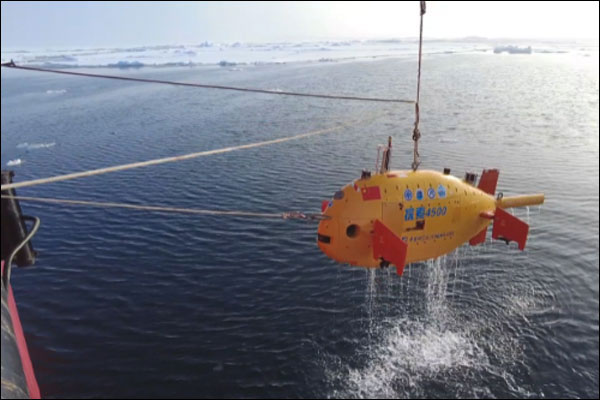 หุ่นยนต์ใต้น้ำที่จีนวิจัยผลิตเองปฏิบัติภารกิจสำรวจทางวิทยาศาสตร์ที่ขั้วโลกเหนือเป็นครั้งแรก_fororder_20211010sxjqr3