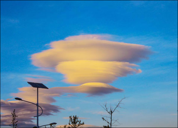 เมฆทรงแปลกเหมือน UFO บนท้องฟ้าเมืองลี่เจียง