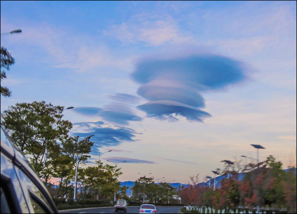 เมฆทรงแปลกเหมือน UFO บนท้องฟ้าเมืองลี่เจียง