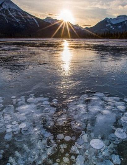 ทะเลสาบกำลังจับตัวเป็นน้ำแข็งในอุทยานแห่งชาติแบมฟ์ (Banff National Park) ของแคนาดา