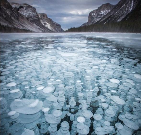 ทะเลสาบกำลังจับตัวเป็นน้ำแข็งในอุทยานแห่งชาติแบมฟ์ (Banff National Park) ของแคนาดา