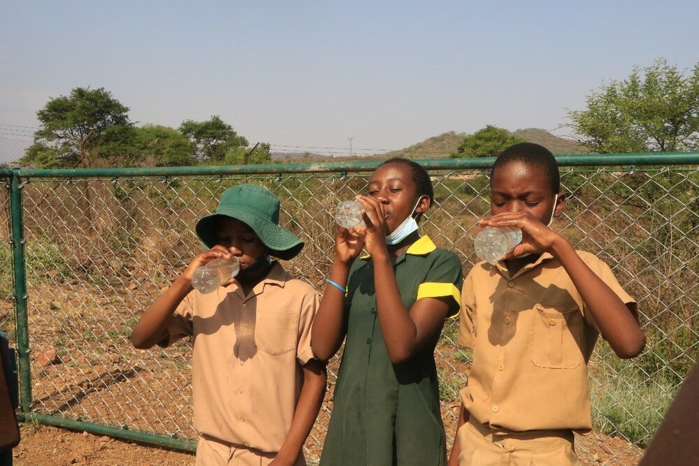 चीनको सहयोगमा जिम्बाब्वेमा एक हजार वटा इनारको निर्माण_fororder_塞农多小学学生畅饮从井里打的水