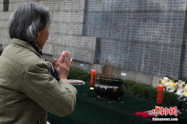南京大虐殺生存者ら、「嘆きの壁」前で犠牲者を悼む