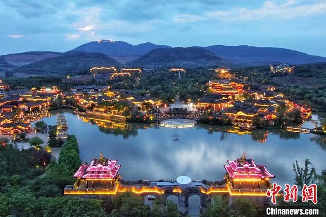 風光明媚なユートピアを明るく照らす東方塩湖城のライトアップ　江蘇省