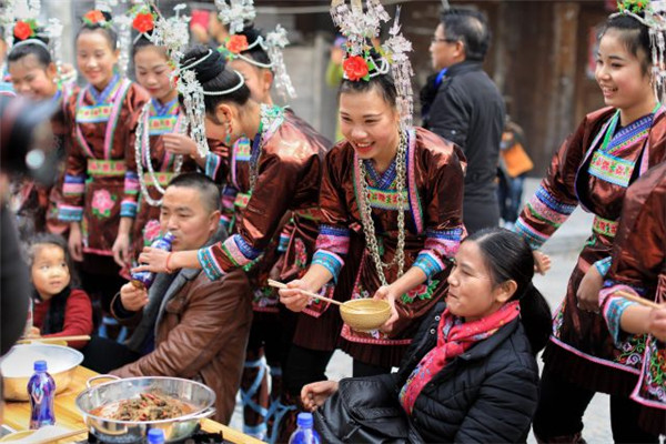 นักท่องเที่ยวเกือบพันคนชิมอาหารพื้นบ้านแปลกพิเศษ ของชนกลุ่มน้อยจีน