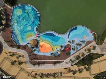 ゴッホの「星月夜」プールが話題に 四川省で最大規模