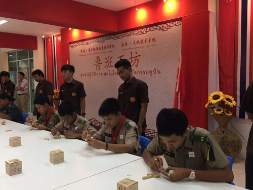 图片默认标题_fororder_1 参赛的泰国学生在安装“鲁班锁”