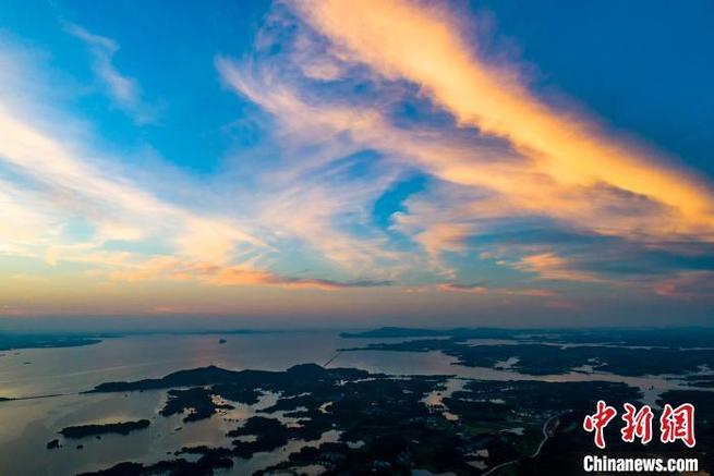 中国で最大の淡水湖に広がる美しい夕焼け空　江西省_fororder_FOREIGN202008041613000293526123376