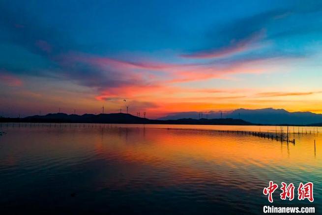 中国で最大の淡水湖に広がる美しい夕焼け空　江西省_fororder_FOREIGN202008041613000283079573542