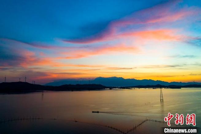 中国で最大の淡水湖に広がる美しい夕焼け空　江西省_fororder_FOREIGN202008041613000299753522612