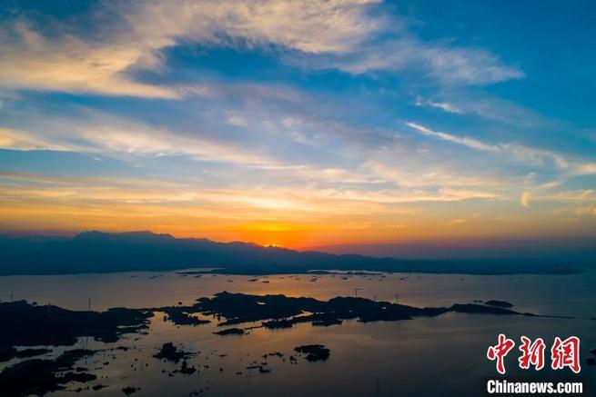 中国で最大の淡水湖に広がる美しい夕焼け空　江西省_fororder_FOREIGN202008041613000298910542661