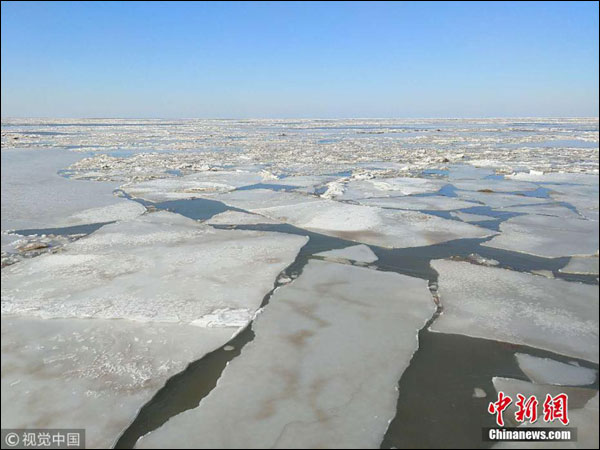 ผิวน้ำทะเลบริเวณอ่าวบั๋วไห่จับตัวเป็นน้ำแข็ง สภาพดูเหมือนขั้วโลกเหนือ