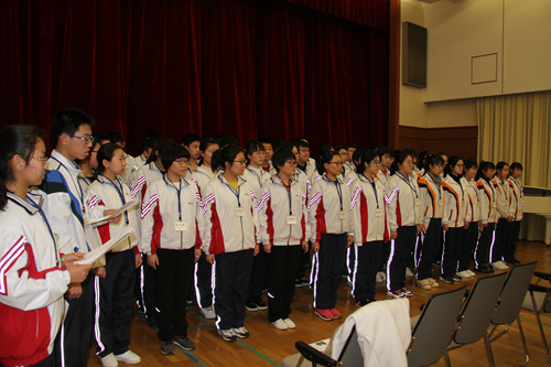 撫順第一高校訪日団、中国大使館で『再生の大地』合唱団と交流