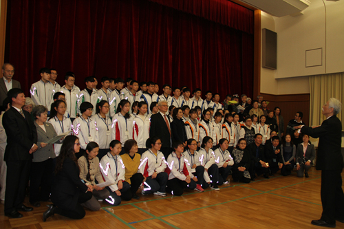 撫順第一高校訪日団、中国大使館で『再生の大地』合唱団と交流