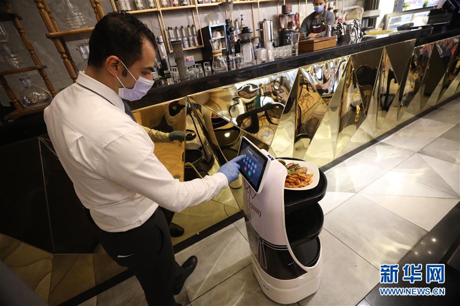 इजिप्टमा रोबोट सेवाको प्रयोगबाट सार्वजनिक दूरी कायम