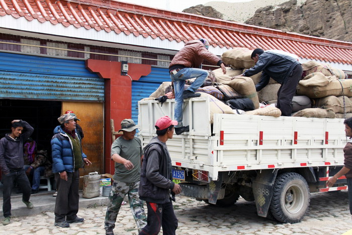 भु लानको सिमा व्यापारिक बजारमा व्यापार गरिरहेका नेपाली स्नातकोत्तर