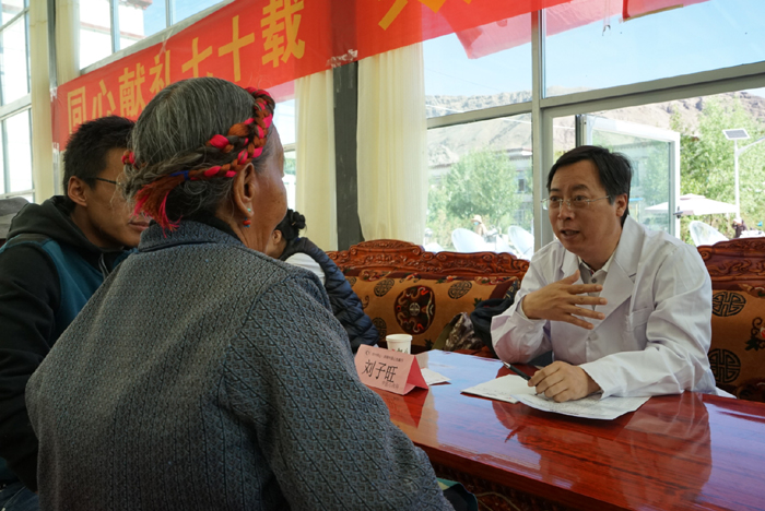 चिकित्सा सम्बन्धी स्वयमसेवकहरू तिब्बती वृद्धाश्रममा