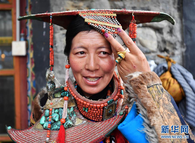 तिब्बती फुलान जिल्लाको मयुर पोशाक