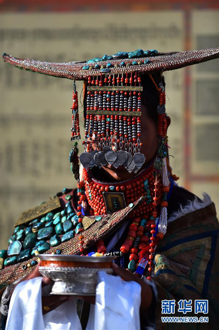 तिब्बती फुलान जिल्लाको मयुर पोशाक