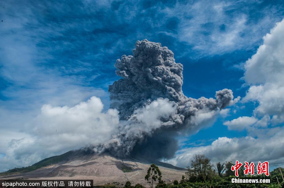 ईण्डोनेसियामा ज्वालामुखी विस्फोट