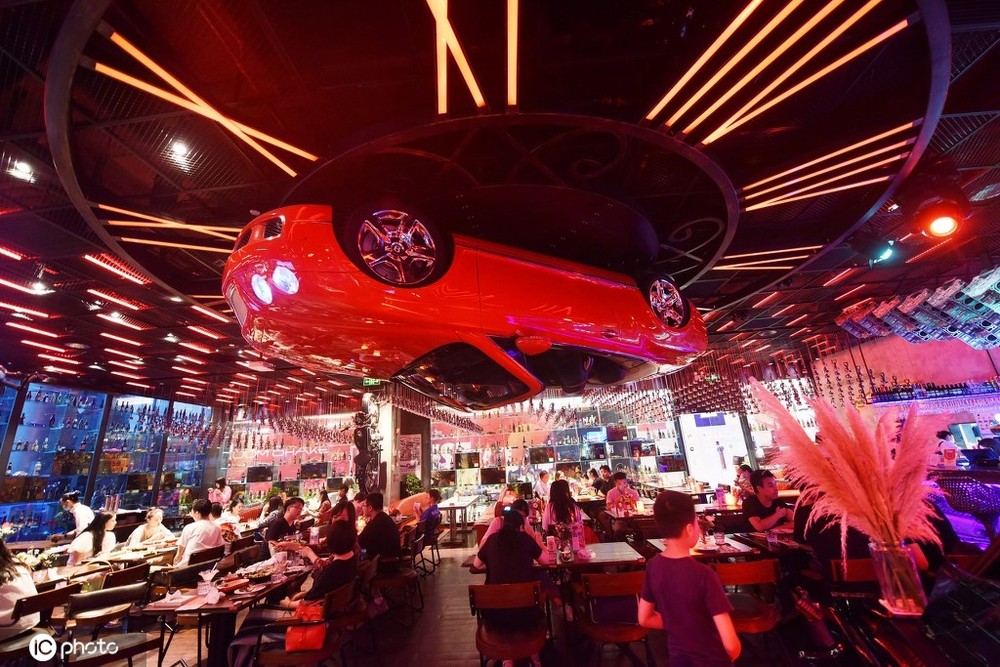 天井で逆さまオープンカーが回る！杭州初の自動車テーマレストラン_fororder_photo1-1