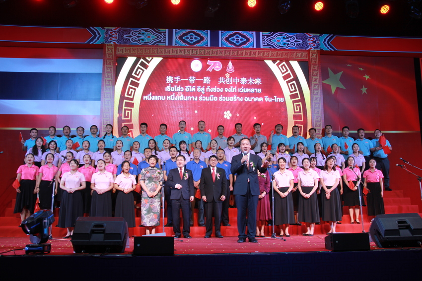 图片默认标题_fororder_中国驻泰国大使吕健带领全场2000多人共唱歌曲《我和我的祖国》