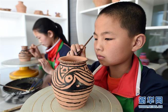 学校で陶芸制作を体験＝甘粛省