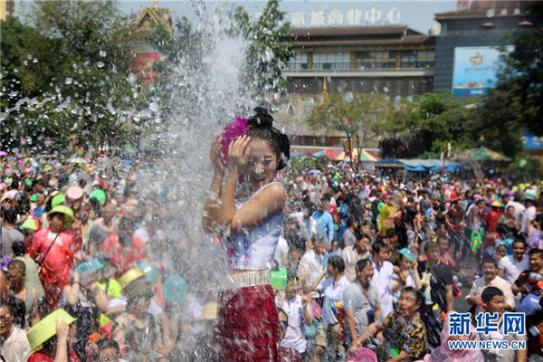 ชาวยูนนานฉลองเทศกาลสาดน้ำ