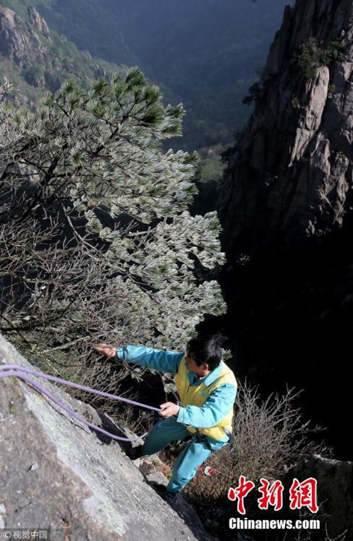 พนักงานทำความสะอาดช่วยเก็บโทรศัพท์ที่นักท่องเที่ยวทำหล่นลงไปในภูเขาหวงซาน