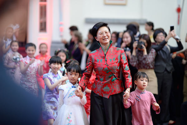 图片默认标题_fororder_05中国驻欧盟使团团长张明大使夫人蔡潇丽和孩子们在一起