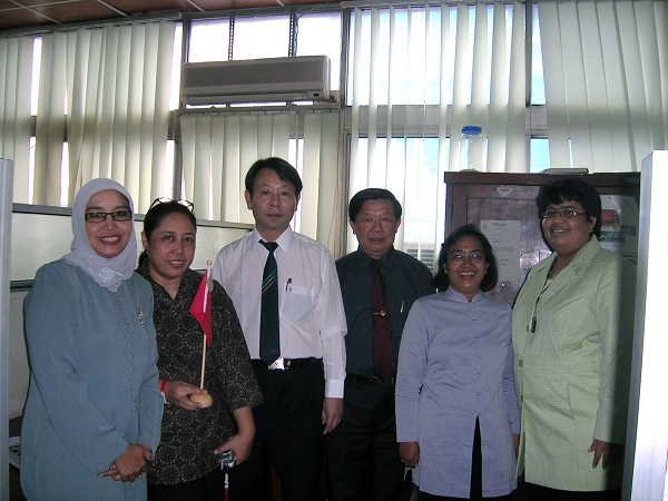 Direktur CRI Seksi Bahasa Indonesia,Jin Feng dan karyawan CRI, Xia Yinghua berfoto bersama dengan rekan-rekan Voice of Indonesia Seksi Bahasa Mandarin