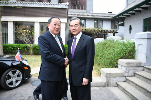 Wang Yi Temui Menteri Luar Negeri Korea Utara Ri Yong Ho