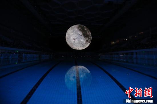 จัดแสดง "ซูเปอร์มูนจีน" ที่ศูนย์กีฬาทางน้ำแห่งชาติ กรุงปักกิ่ง