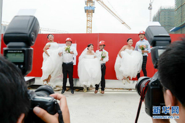 แรงงานก่อสร้างถ่ายภาพชุดแต่งงานฉลอง "วันวาเลนไทน์จีน"