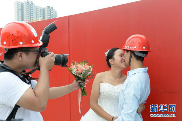 แรงงานก่อสร้างถ่ายภาพชุดแต่งงานฉลอง "วันวาเลนไทน์จีน"