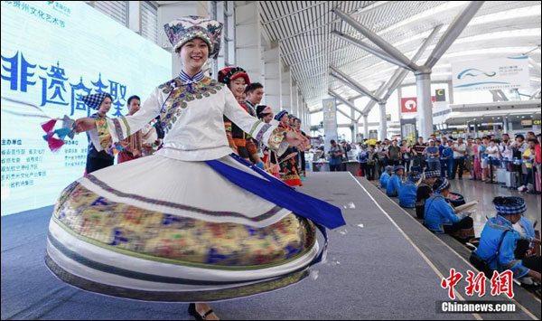แฟลชม็อบ "วัฒนธรรมชนชาติปู้อี" ที่สนามบินเมืองกุ้ยหยาง