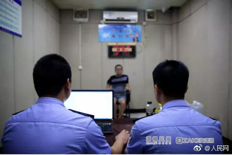 ชายจีนปล่อยงูเพื่อฉลองการสอบเข้ามหาวิทยาลัยดีเด่นของลูกชาย ถูกจับกุมไว้ 5 วัน