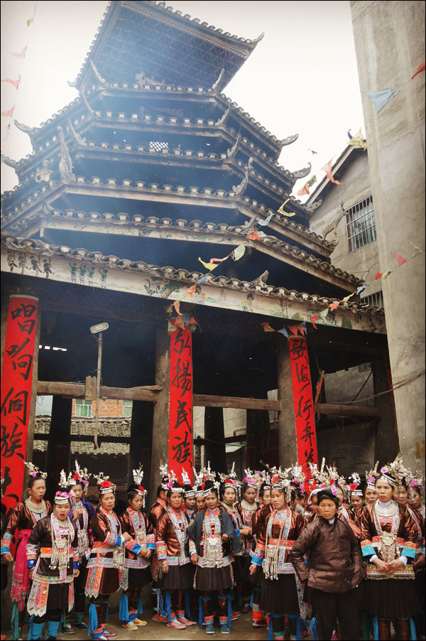ชนเผ่าต้งอำเภอซานเจียงเขตกว่างซีของจีนร้องเพลงประสานเสียงต้อนรับปีใหม่จีน