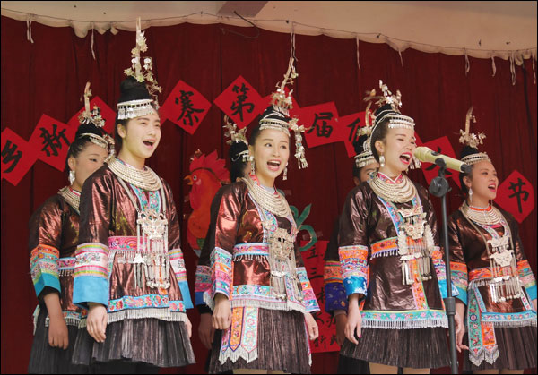 ชนเผ่าต้งอำเภอซานเจียงเขตกว่างซีของจีนร้องเพลงประสานเสียงต้อนรับปีใหม่จีน