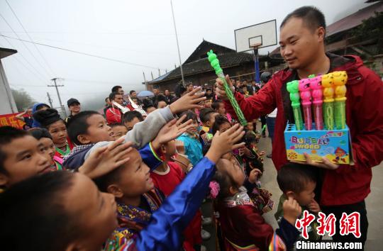 จัดกิจกรรม "จิตอาสาปันน้ำใจ" เยือนกว่างซี